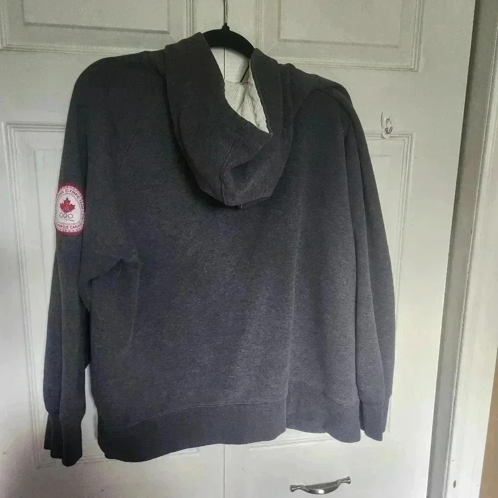 HBC Hudson Bay Canada Men's Hoodie Size M, Can fit a Large - Picture 9 of 10